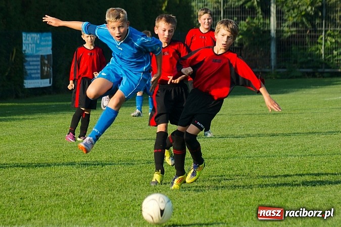 Zdjęcie w galerii na portalu naszraciborz.pl: Młodziki Nędzy lepsze w Markowicach. Kapitan pokazał jak strzelać wiadomości z regionu