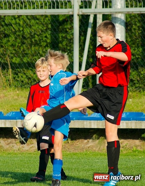 Zdjęcie w galerii na portalu naszraciborz.pl: Młodziki Nędzy lepsze w Markowicach. Kapitan pokazał jak strzelać wiadomości z regionu