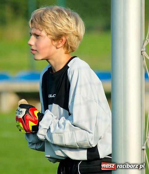 Zdjęcie w galerii na portalu naszraciborz.pl: Młodziki Nędzy lepsze w Markowicach. Kapitan pokazał jak strzelać wiadomości z regionu