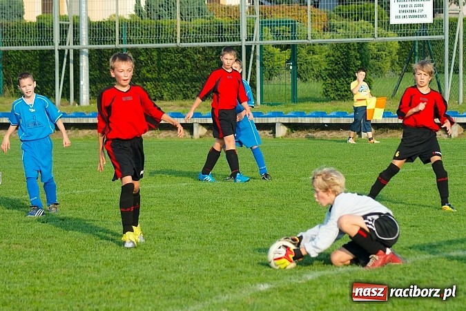 Zdjęcie w galerii na portalu naszraciborz.pl: Młodziki Nędzy lepsze w Markowicach. Kapitan pokazał jak strzelać wiadomości z regionu