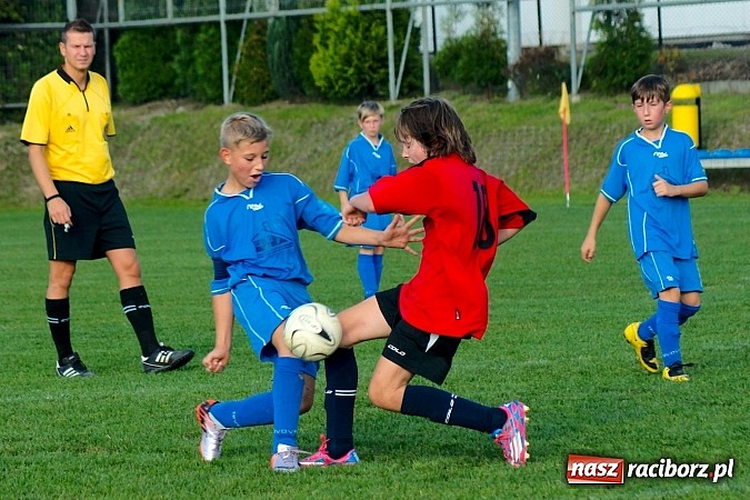 Zdjęcie w galerii na portalu naszraciborz.pl: Młodziki Nędzy lepsze w Markowicach. Kapitan pokazał jak strzelać wiadomości z regionu