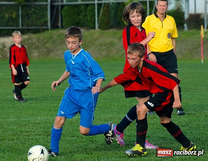 Zdjęcie w galerii na portalu naszraciborz.pl: Młodziki Nędzy lepsze w Markowicach. Kapitan pokazał jak strzelać wiadomości z regionu