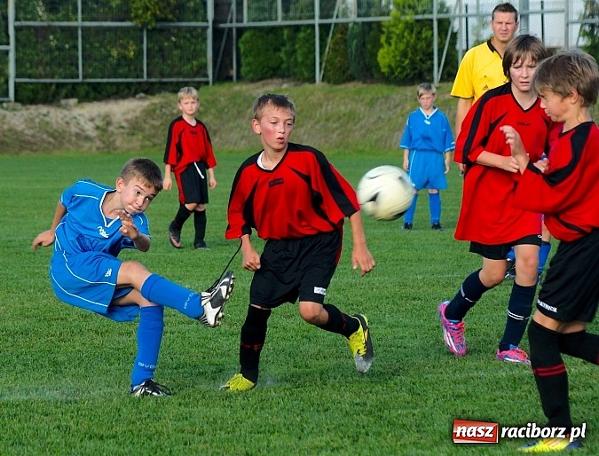 Zdjęcie w galerii na portalu naszraciborz.pl: Młodziki Nędzy lepsze w Markowicach. Kapitan pokazał jak strzelać wiadomości z regionu