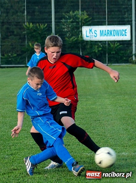 Zdjęcie w galerii na portalu naszraciborz.pl: Młodziki Nędzy lepsze w Markowicach. Kapitan pokazał jak strzelać wiadomości z regionu