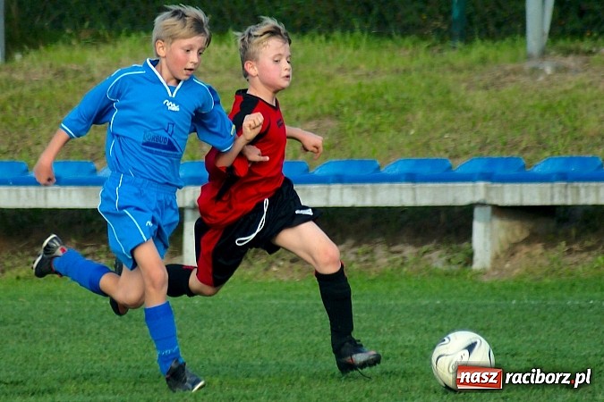 Zdjęcie w galerii na portalu naszraciborz.pl: Młodziki Nędzy lepsze w Markowicach. Kapitan pokazał jak strzelać wiadomości z regionu