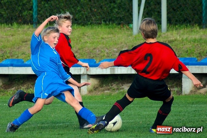 Zdjęcie w galerii na portalu naszraciborz.pl: Młodziki Nędzy lepsze w Markowicach. Kapitan pokazał jak strzelać wiadomości z regionu