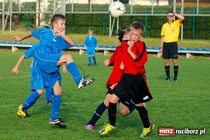 Zdjęcie w galerii na portalu naszraciborz.pl: Młodziki Nędzy lepsze w Markowicach. Kapitan pokazał jak strzelać wiadomości z regionu