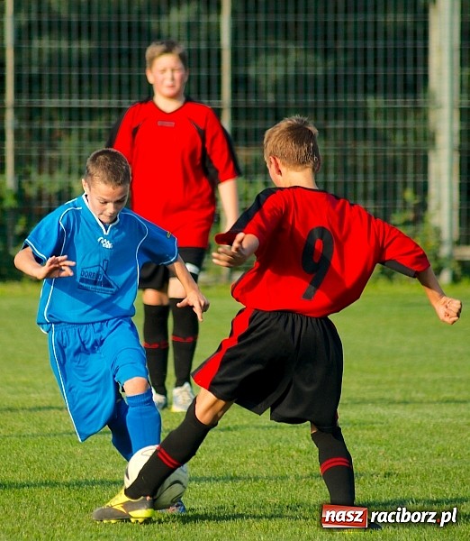 Zdjęcie w galerii na portalu naszraciborz.pl: Młodziki Nędzy lepsze w Markowicach. Kapitan pokazał jak strzelać wiadomości z regionu