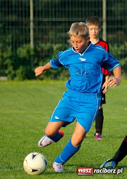 Zdjęcie w galerii na portalu naszraciborz.pl: Młodziki Nędzy lepsze w Markowicach. Kapitan pokazał jak strzelać wiadomości z regionu