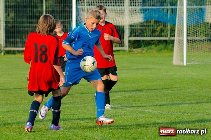 Zdjęcie w galerii na portalu naszraciborz.pl: Młodziki Nędzy lepsze w Markowicach. Kapitan pokazał jak strzelać wiadomości z regionu