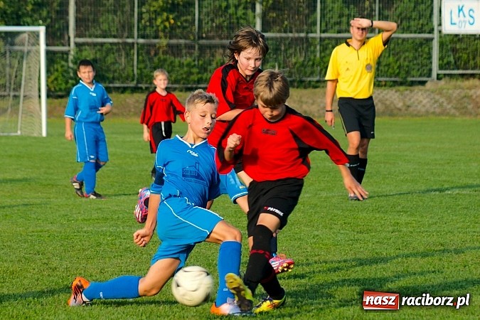 Zdjęcie w galerii na portalu naszraciborz.pl: Młodziki Nędzy lepsze w Markowicach. Kapitan pokazał jak strzelać wiadomości z regionu