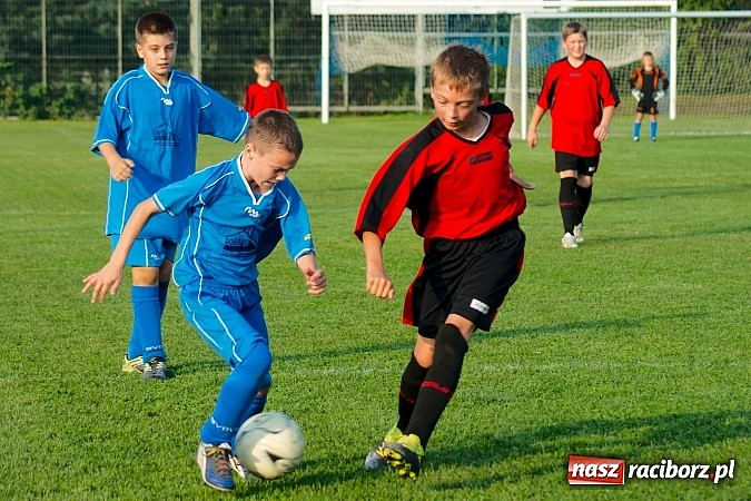 Zdjęcie w galerii na portalu naszraciborz.pl: Młodziki Nędzy lepsze w Markowicach. Kapitan pokazał jak strzelać wiadomości z regionu