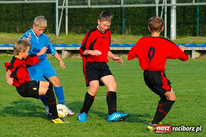 Zdjęcie w galerii na portalu naszraciborz.pl: Młodziki Nędzy lepsze w Markowicach. Kapitan pokazał jak strzelać wiadomości z regionu