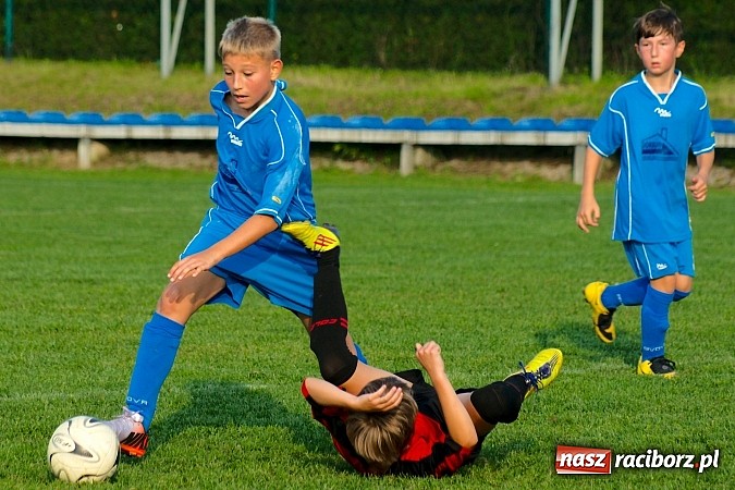 Zdjęcie w galerii na portalu naszraciborz.pl: Młodziki Nędzy lepsze w Markowicach. Kapitan pokazał jak strzelać wiadomości z regionu
