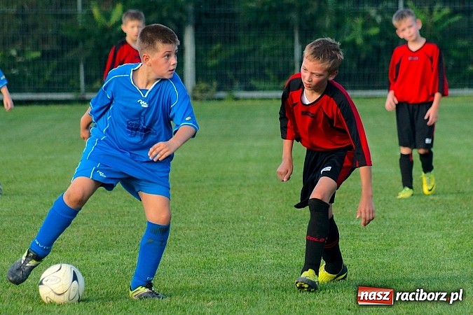 Zdjęcie w galerii na portalu naszraciborz.pl: Młodziki Nędzy lepsze w Markowicach. Kapitan pokazał jak strzelać wiadomości z regionu