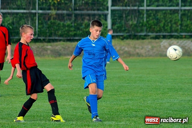 Zdjęcie w galerii na portalu naszraciborz.pl: Młodziki Nędzy lepsze w Markowicach. Kapitan pokazał jak strzelać wiadomości z regionu