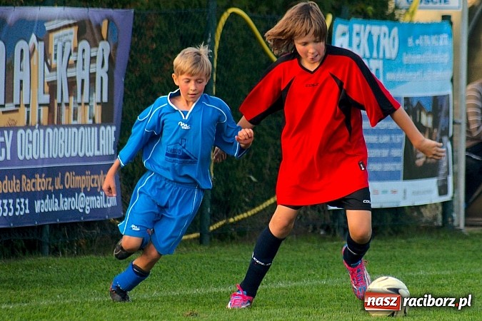 Zdjęcie w galerii na portalu naszraciborz.pl: Młodziki Nędzy lepsze w Markowicach. Kapitan pokazał jak strzelać wiadomości z regionu