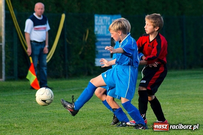 Zdjęcie w galerii na portalu naszraciborz.pl: Młodziki Nędzy lepsze w Markowicach. Kapitan pokazał jak strzelać wiadomości z regionu