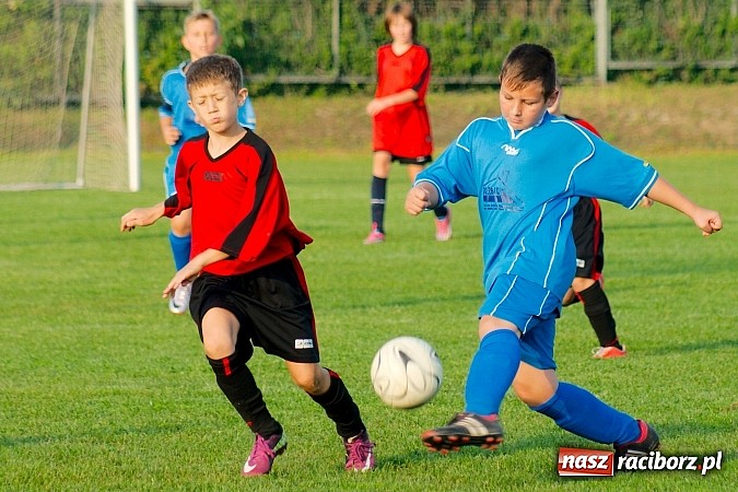 Zdjęcie w galerii na portalu naszraciborz.pl: Młodziki Nędzy lepsze w Markowicach. Kapitan pokazał jak strzelać wiadomości z regionu
