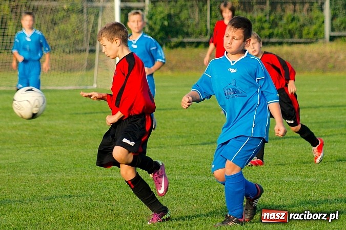 Zdjęcie w galerii na portalu naszraciborz.pl: Młodziki Nędzy lepsze w Markowicach. Kapitan pokazał jak strzelać wiadomości z regionu