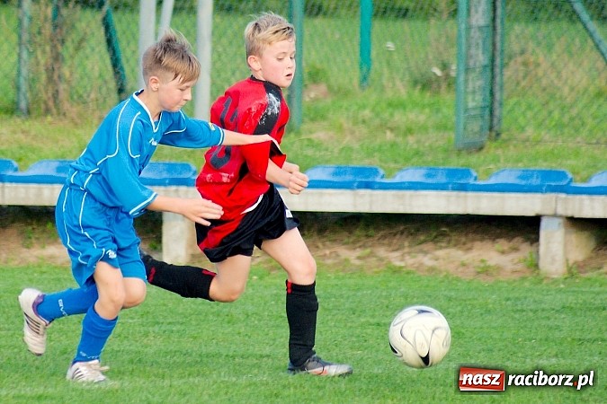 Zdjęcie w galerii na portalu naszraciborz.pl: Młodziki Nędzy lepsze w Markowicach. Kapitan pokazał jak strzelać wiadomości z regionu