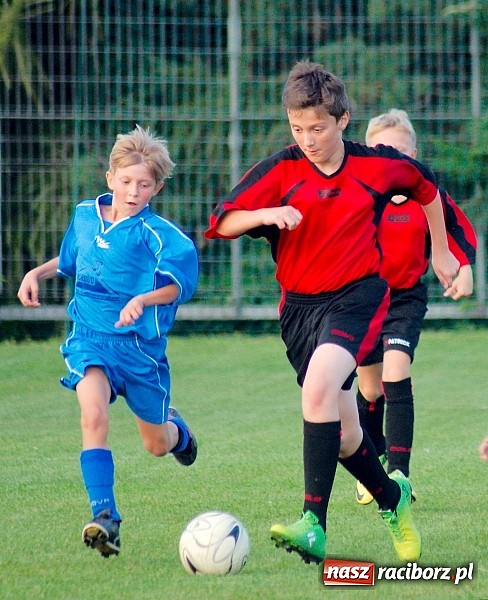 Zdjęcie w galerii na portalu naszraciborz.pl: Młodziki Nędzy lepsze w Markowicach. Kapitan pokazał jak strzelać wiadomości z regionu