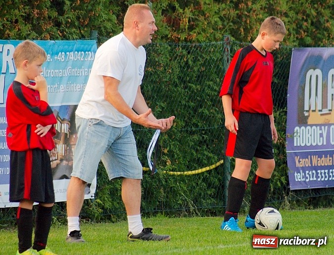 Zdjęcie w galerii na portalu naszraciborz.pl: Młodziki Nędzy lepsze w Markowicach. Kapitan pokazał jak strzelać wiadomości z regionu