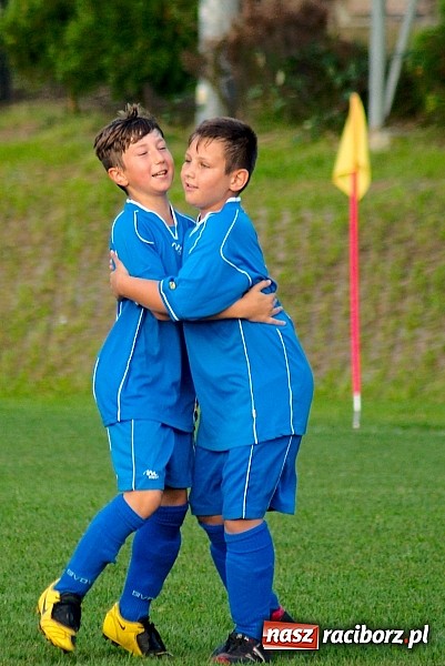 Zdjęcie w galerii na portalu naszraciborz.pl: Młodziki Nędzy lepsze w Markowicach. Kapitan pokazał jak strzelać wiadomości z regionu