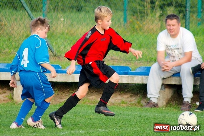 Zdjęcie w galerii na portalu naszraciborz.pl: Młodziki Nędzy lepsze w Markowicach. Kapitan pokazał jak strzelać wiadomości z regionu