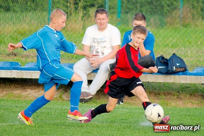 Zdjęcie w galerii na portalu naszraciborz.pl: Młodziki Nędzy lepsze w Markowicach. Kapitan pokazał jak strzelać wiadomości z regionu