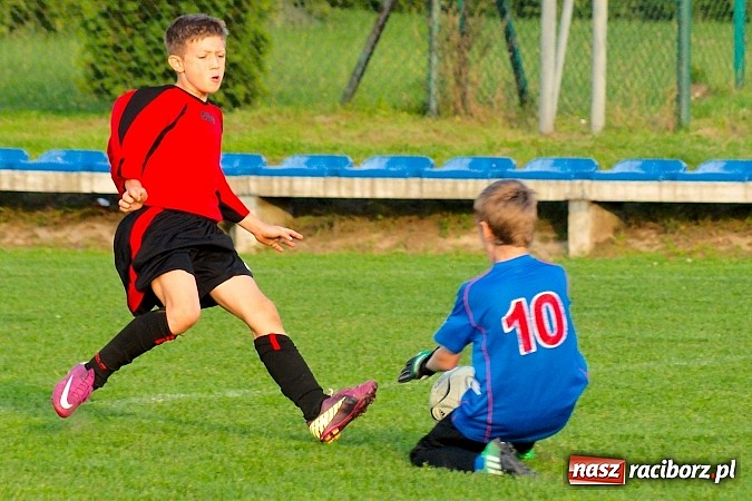 Zdjęcie w galerii na portalu naszraciborz.pl: Młodziki Nędzy lepsze w Markowicach. Kapitan pokazał jak strzelać wiadomości z regionu