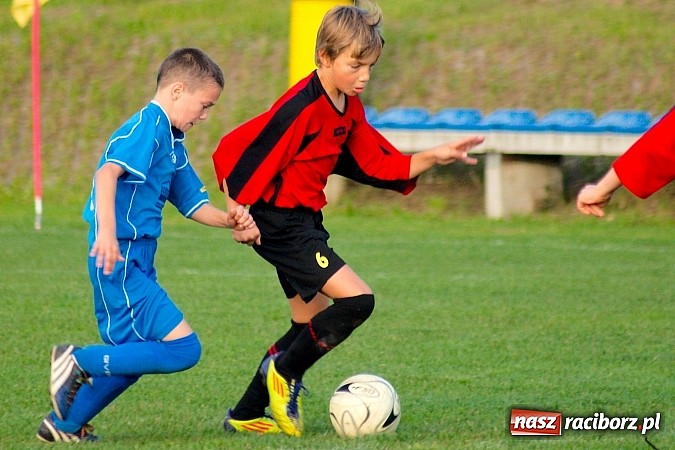 Zdjęcie w galerii na portalu naszraciborz.pl: Młodziki Nędzy lepsze w Markowicach. Kapitan pokazał jak strzelać wiadomości z regionu
