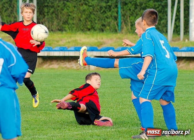 Zdjęcie w galerii na portalu naszraciborz.pl: Młodziki Nędzy lepsze w Markowicach. Kapitan pokazał jak strzelać wiadomości z regionu