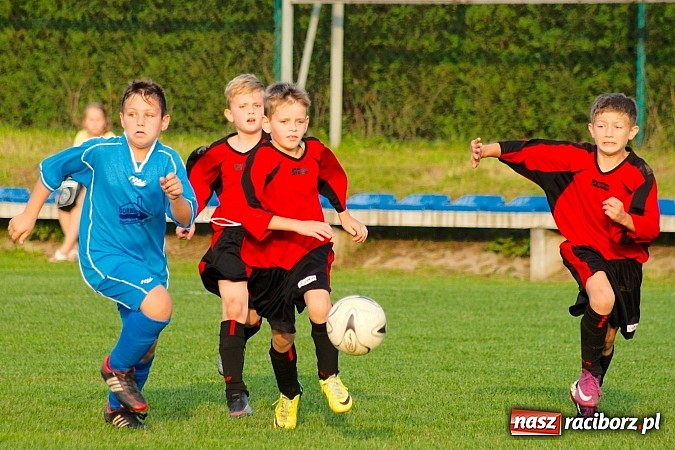 Zdjęcie w galerii na portalu naszraciborz.pl: Młodziki Nędzy lepsze w Markowicach. Kapitan pokazał jak strzelać wiadomości z regionu