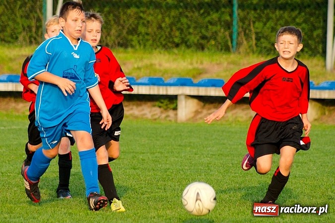 Zdjęcie w galerii na portalu naszraciborz.pl: Młodziki Nędzy lepsze w Markowicach. Kapitan pokazał jak strzelać wiadomości z regionu