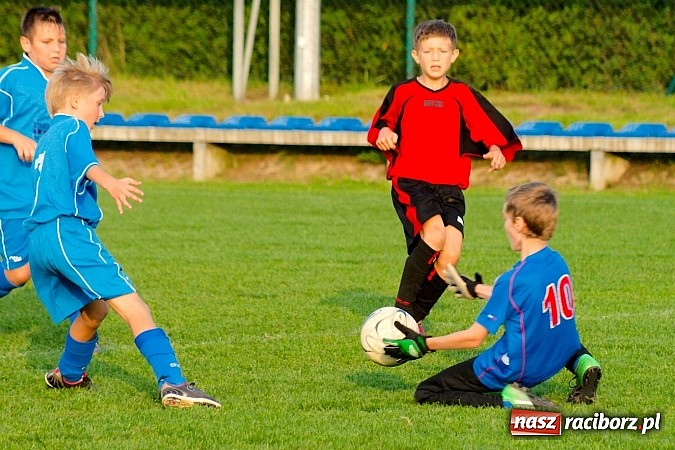 Zdjęcie w galerii na portalu naszraciborz.pl: Młodziki Nędzy lepsze w Markowicach. Kapitan pokazał jak strzelać wiadomości z regionu