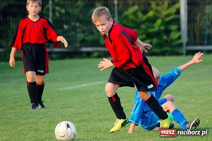 Zdjęcie w galerii na portalu naszraciborz.pl: Młodziki Nędzy lepsze w Markowicach. Kapitan pokazał jak strzelać wiadomości z regionu