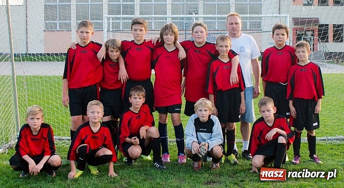 Zdjęcie w galerii na portalu naszraciborz.pl: Młodziki Nędzy lepsze w Markowicach. Kapitan pokazał jak strzelać wiadomości z regionu