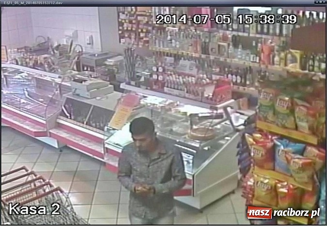 Zdjęcie w galerii na portalu naszraciborz.pl: Policja szuka mężczyzn z nagrania monitoringu. Sprawa dotyczy kradzieży w Krzanowicach wiadomości z regionu