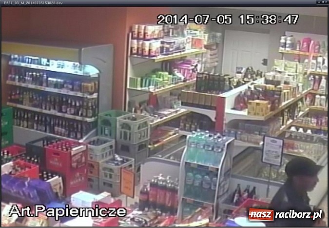 Zdjęcie w galerii na portalu naszraciborz.pl: Policja szuka mężczyzn z nagrania monitoringu. Sprawa dotyczy kradzieży w Krzanowicach wiadomości z regionu