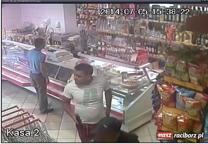 Zdjęcie w galerii na portalu naszraciborz.pl: Policja szuka mężczyzn z nagrania monitoringu. Sprawa dotyczy kradzieży w Krzanowicach wiadomości z regionu