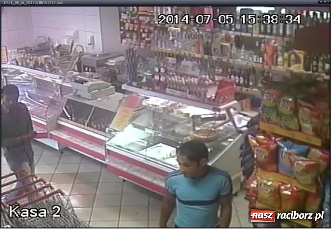 Zdjęcie w galerii na portalu naszraciborz.pl: Policja szuka mężczyzn z nagrania monitoringu. Sprawa dotyczy kradzieży w Krzanowicach wiadomości z regionu