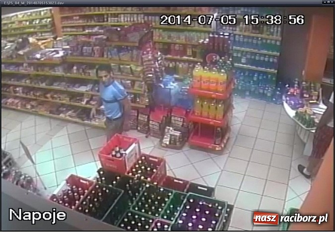 Zdjęcie w galerii na portalu naszraciborz.pl: Policja szuka mężczyzn z nagrania monitoringu. Sprawa dotyczy kradzieży w Krzanowicach wiadomości z regionu