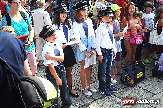 Zdjęcie w galerii na portalu naszraciborz.pl: Na dworcu zorganizowano I Piknik Kolejowy wiadomości z regionu