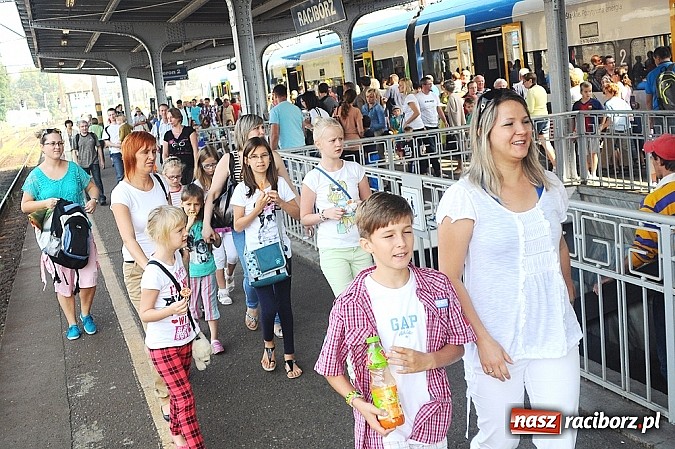 Zdjęcie w galerii na portalu naszraciborz.pl: Na dworcu zorganizowano I Piknik Kolejowy wiadomości z regionu