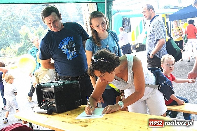 Zdjęcie w galerii na portalu naszraciborz.pl: Na dworcu zorganizowano I Piknik Kolejowy wiadomości z regionu