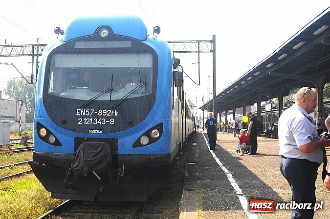 Zdjęcie w galerii na portalu naszraciborz.pl: Na dworcu zorganizowano I Piknik Kolejowy wiadomości z regionu