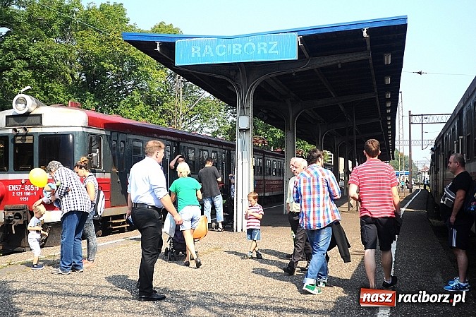 Zdjęcie w galerii na portalu naszraciborz.pl: Na dworcu zorganizowano I Piknik Kolejowy wiadomości z regionu