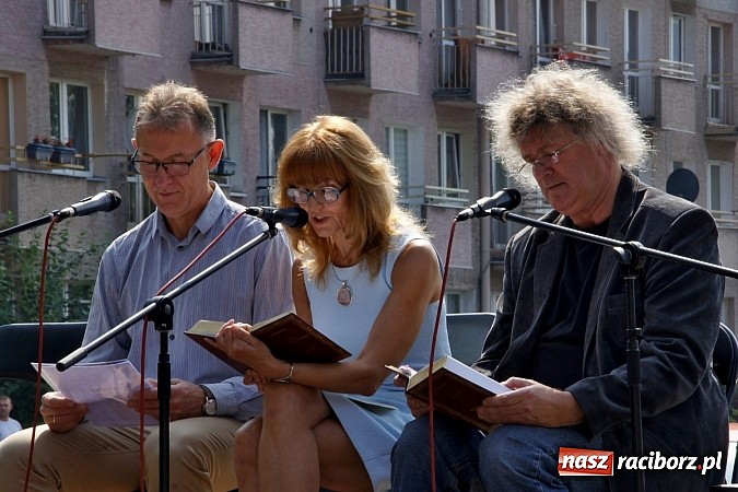 Zdjęcie w galerii na portalu naszraciborz.pl: Narodowe Czytanie z RCK na skwerze Pieczki wiadomości z regionu