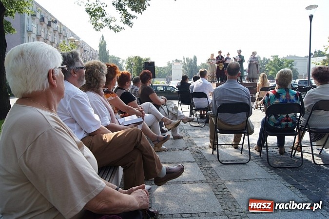 Zdjęcie w galerii na portalu naszraciborz.pl: Narodowe Czytanie z RCK na skwerze Pieczki wiadomości z regionu